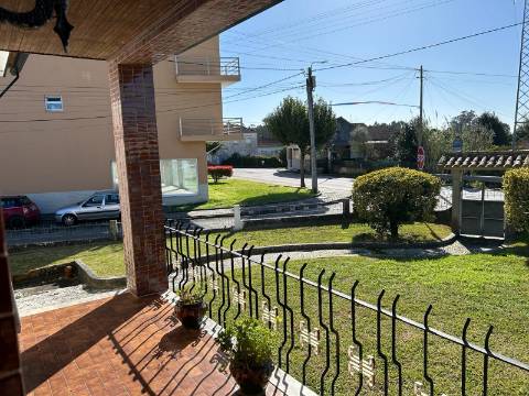 Moradia T4 com terreno no Troviscal