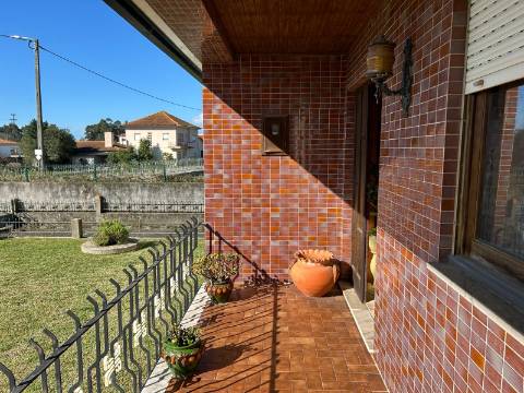 Moradia T4 com terreno no Troviscal