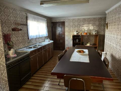 Moradia T4 com terreno no Troviscal