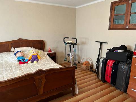 Moradia T4 com terreno no Troviscal