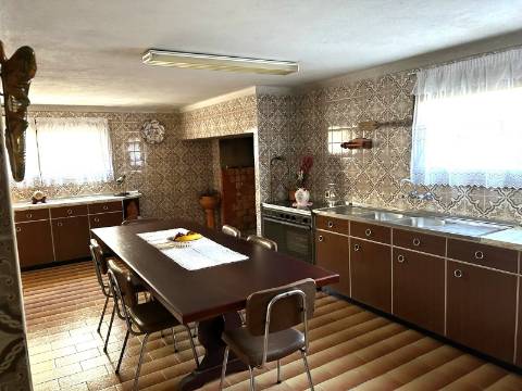 Moradia T4 com terreno no Troviscal