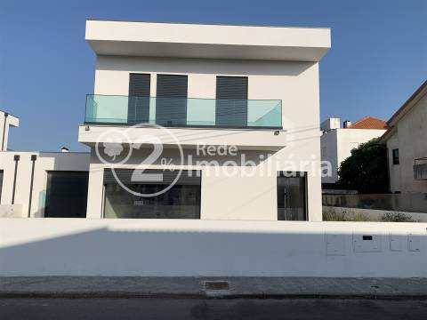 Moradia T4 nova em Azurva