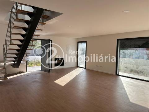 Moradia T4 nova em Azurva