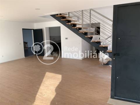 Moradia T4 nova em Azurva