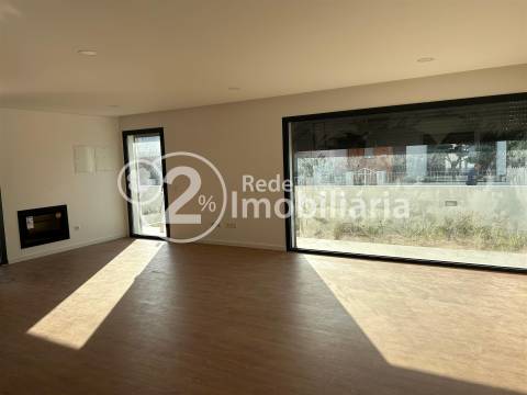 Moradia T4 nova em Azurva
