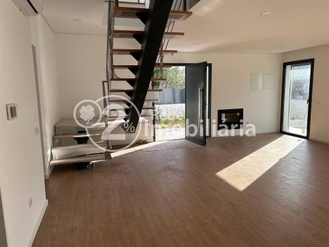 Moradia T4 nova em Azurva