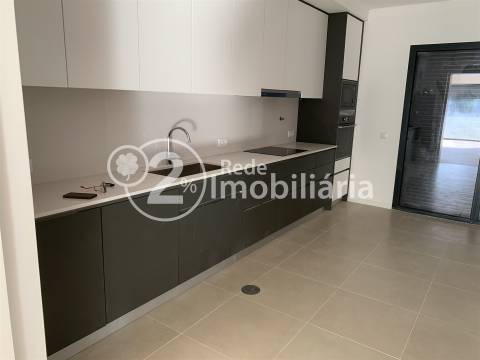 Moradia T4 nova em Azurva