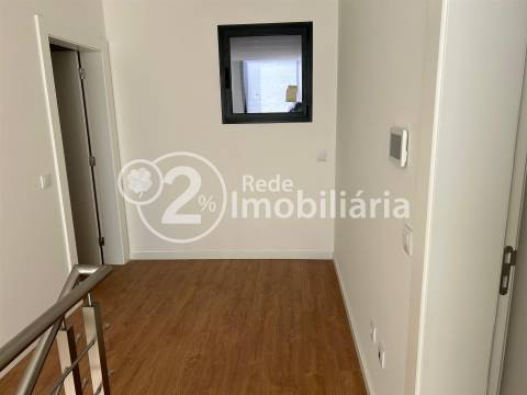 Moradia T4 nova em Azurva