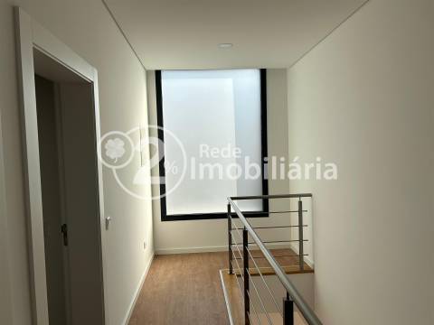 Moradia T4 nova em Azurva