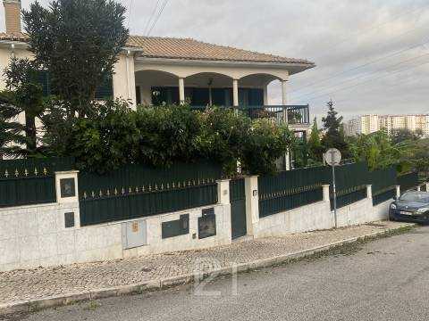 Moradia T5 Arrendamento em Cacém e São Marcos,Sintra