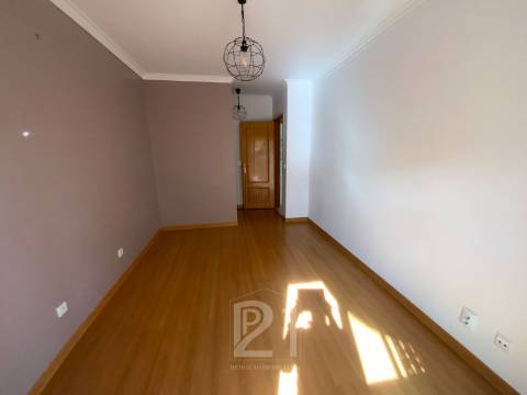 Apartamento T2 Arrendamento em Rio de Mouro,Sintra