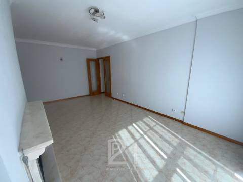 Apartamento T2 Arrendamento em Rio de Mouro,Sintra