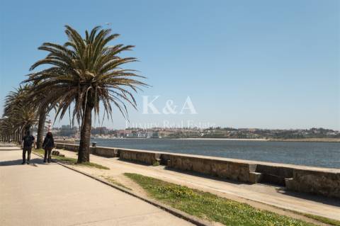 Apartamento  na primeira linha do mar, na Foz, com licença de alojamento local