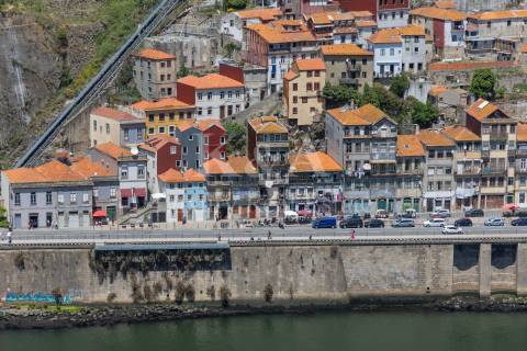 Prédio na zona histórica do Porto, na marginal do Rio Douro
