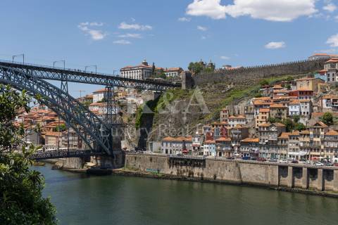 Prédio na zona histórica do Porto, na marginal do Rio Douro