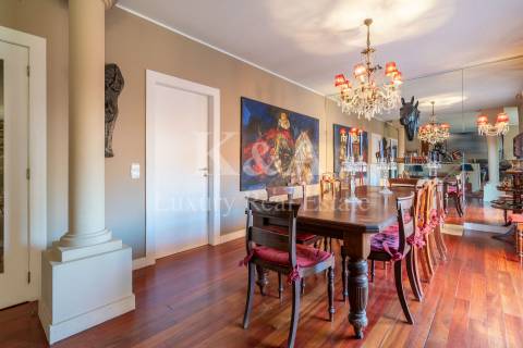 Moradia T4 com jardim e piscina na Foz Velha.