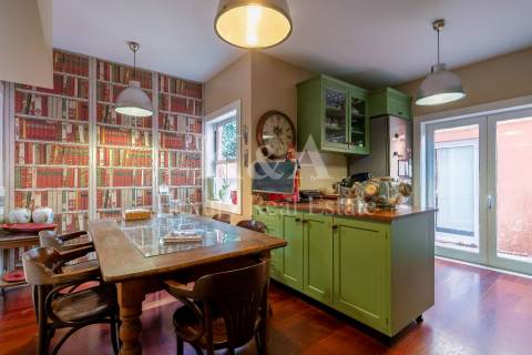 Moradia T4 com jardim e piscina na Foz Velha.