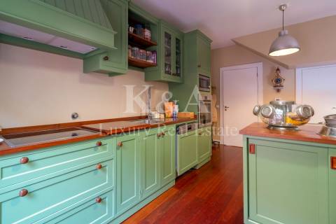 Moradia T4 com jardim e piscina na Foz Velha.