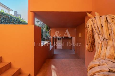 Moradia T4 com jardim e piscina na Foz Velha.