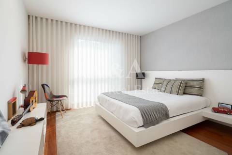 Moradia em condomínio fechado com piscina.