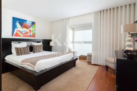 Moradia em condomínio fechado com piscina.