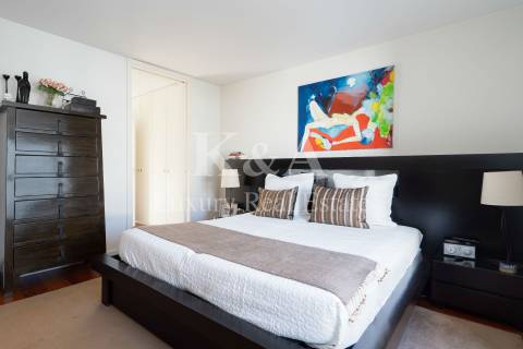 Moradia em condomínio fechado com piscina.