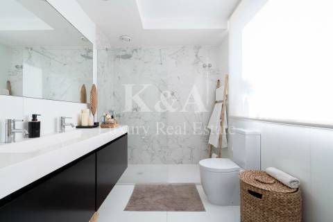 Moradia em condomínio fechado com piscina.