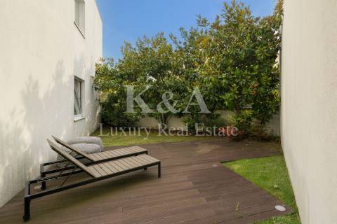 Moradia em condomínio fechado com piscina.