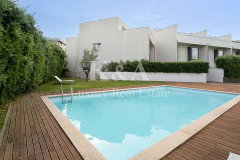 Moradia em condomínio fechado com piscina.