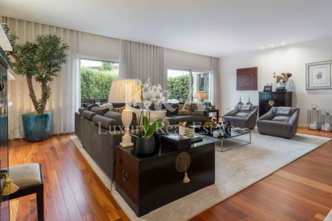 Moradia em condomínio fechado com piscina.