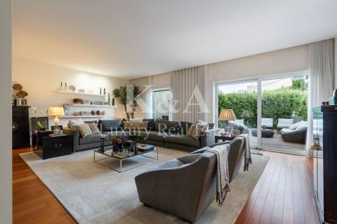 Moradia em condomínio fechado com piscina.