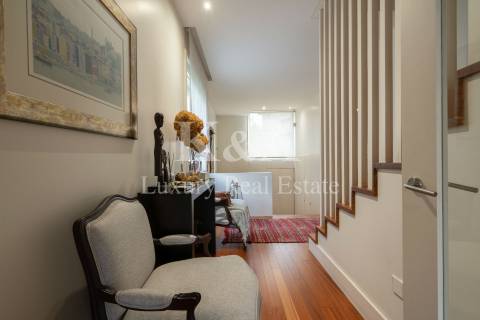 Moradia em condomínio fechado com piscina.