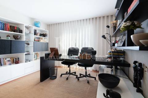 Moradia em condomínio fechado com piscina.