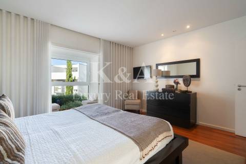 Moradia em condomínio fechado com piscina.