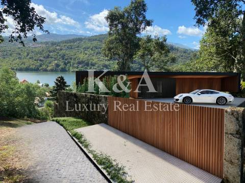 Terreno com projeto para moradia de luxo com vistas para o Rio Douro