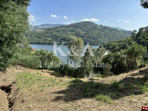 Terreno com projeto para moradia de luxo com vistas para o Rio Douro