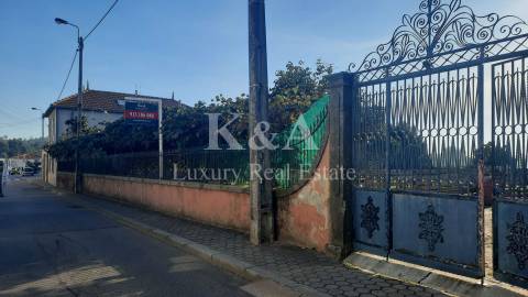 Moradia V6 com terreno para recuperar, próxima da Granja.