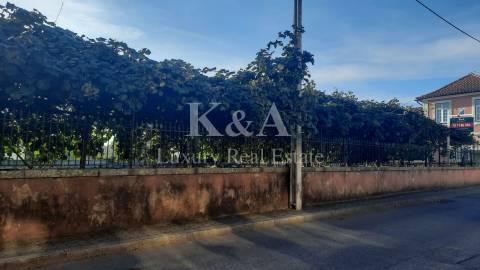 Moradia V6 com terreno para recuperar, próxima da Granja.