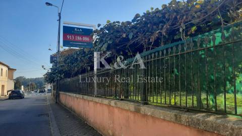 Moradia V6 com terreno para recuperar, próxima da Granja.