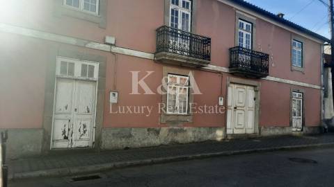 Moradia V6 com terreno para recuperar, próxima da Granja.