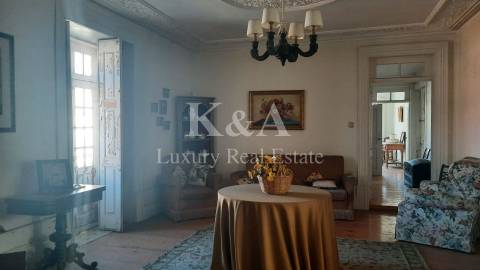 Moradia V6 com terreno para recuperar, próxima da Granja.