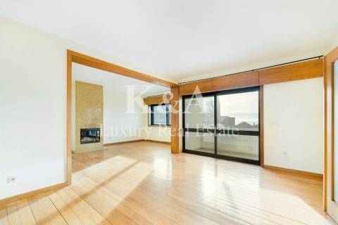 Apartamento T4 na Foz, a escassos metros da praia.