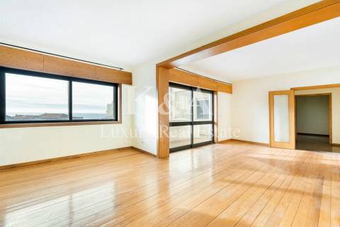 Apartamento T4 na Foz, a escassos metros da praia.