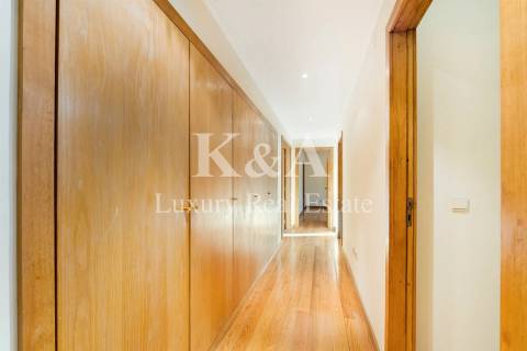 Apartamento T4 na Foz, a escassos metros da praia.