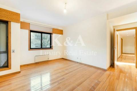 Apartamento T4 na Foz, a escassos metros da praia.