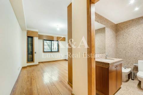 Apartamento T4 na Foz, a escassos metros da praia.