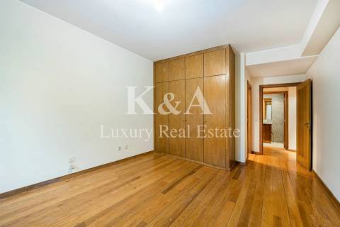 Apartamento T4 na Foz, a escassos metros da praia.