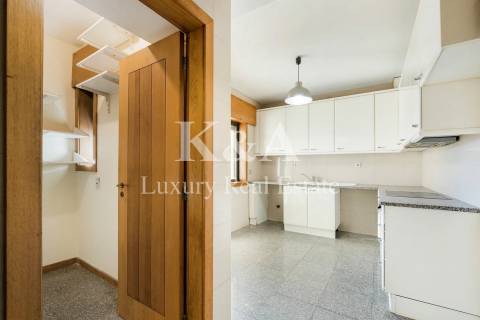 Apartamento T4 na Foz, a escassos metros da praia.