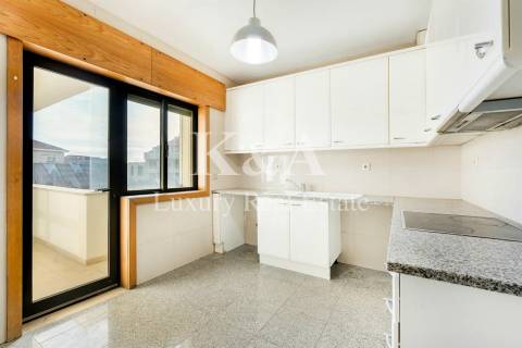 Apartamento T4 na Foz, a escassos metros da praia.