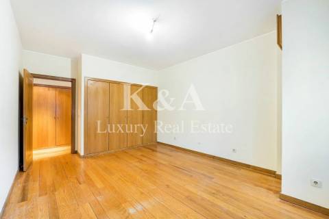 Apartamento T4 na Foz, a escassos metros da praia.